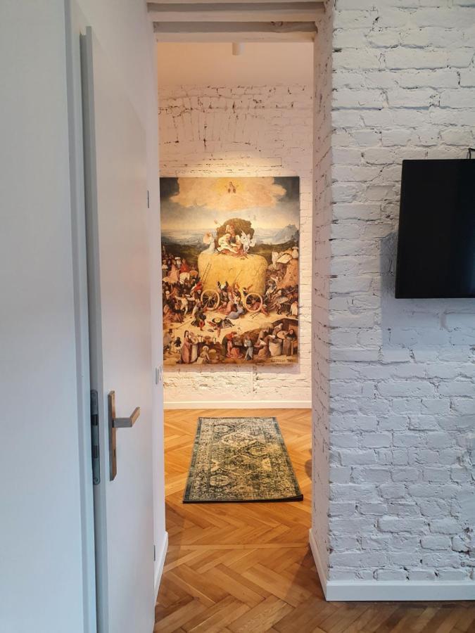Rzut Beretem Od Piotrkowskiej / A Stone's Throw From Piotrkowska * Łódź